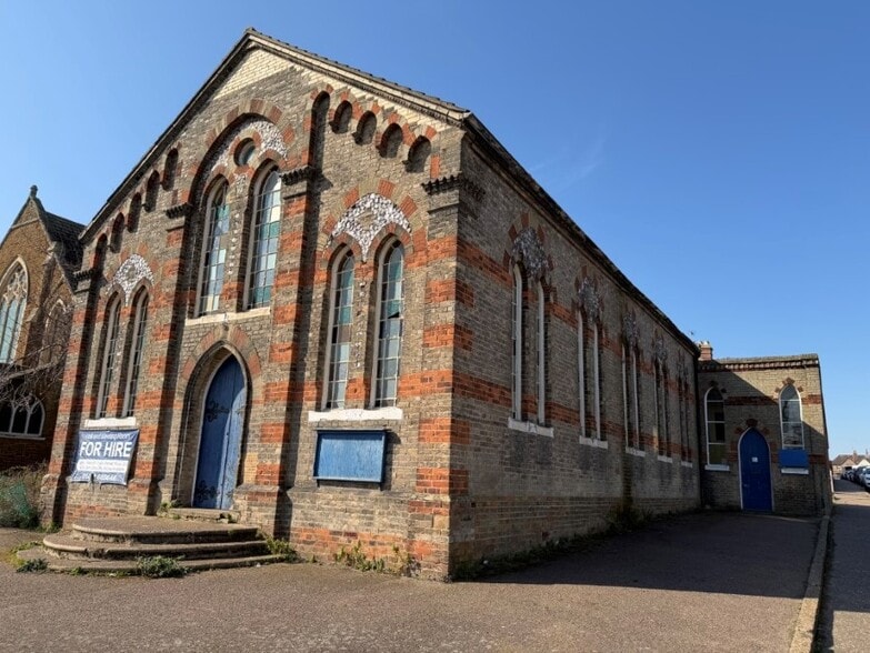68 Lowestoft Rd, Great Yarmouth for sale - Building Photo - Image 2 of 15
