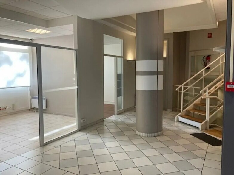 Retail in Saint-Denis to rent - Interior Photo - Image 2 of 9