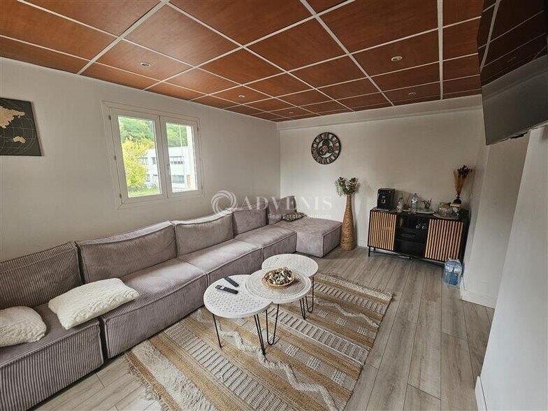 Office in Neuilly-sur-Marne to rent - Interior Photo - Image 3 of 6
