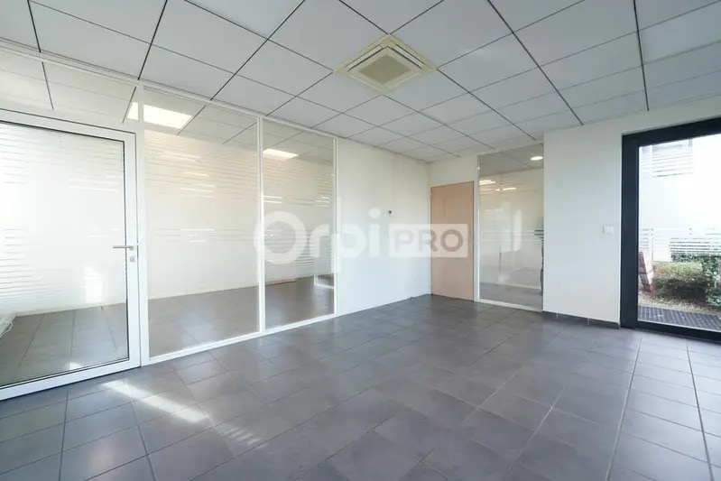 Light Industrial in Vénissieux for sale Interior Photo- Image 1 of 11