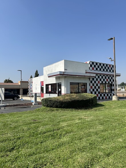 300-310 S Riverside Ave, Rialto, CA for rent - Primary Photo - Image 1 of 16