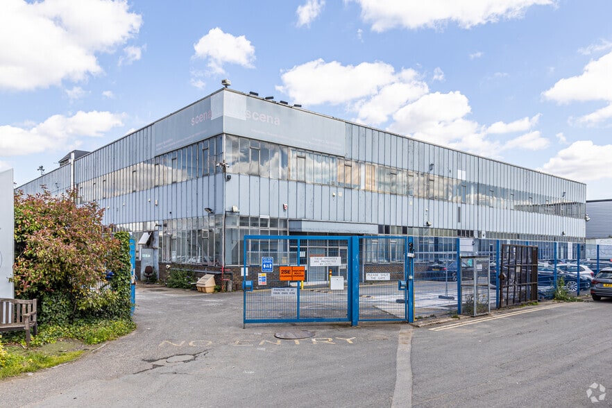 12 Imperial Way, Croydon to rent - Building Photo - Image 2 of 2