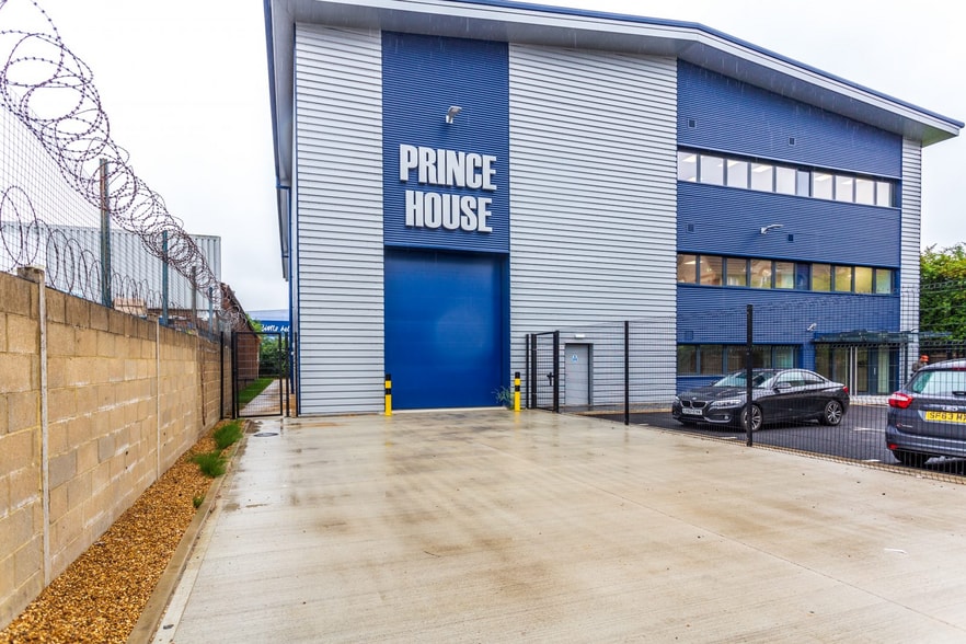 Station Road Approach, Waltham Cross to rent - Building Photo - Image 2 of 6