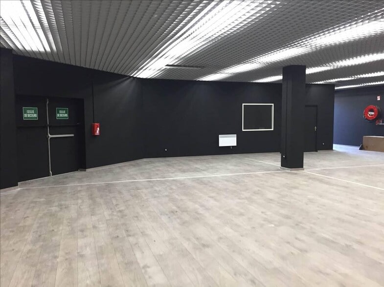 Retail in Vélizy-Villacoublay to rent - Building Photo - Image 2 of 5
