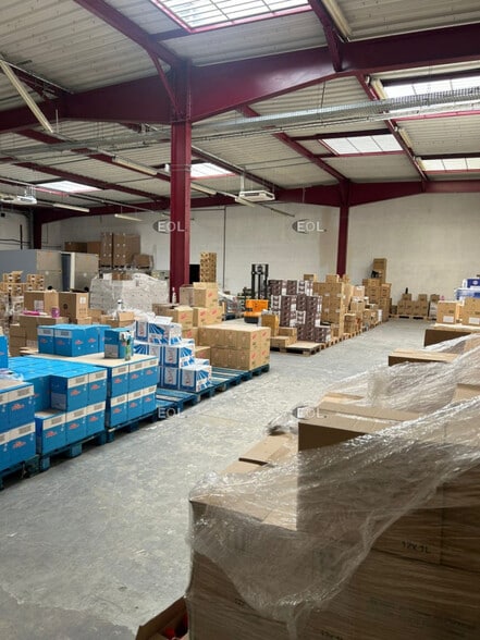 Light Industrial in Franconville to rent - Interior Photo - Image 3 of 7