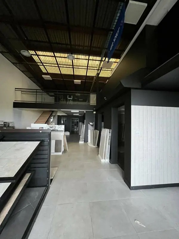 Location Commerce 280 m² - Photo 1