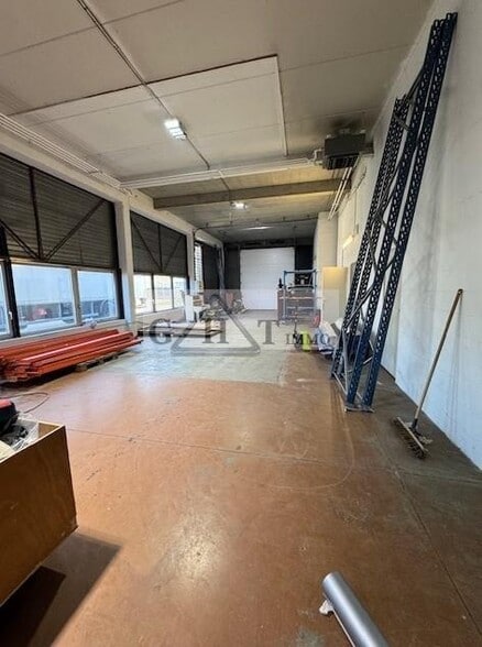 Industrial in Trappes to rent - Interior Photo - Image 1 of 2