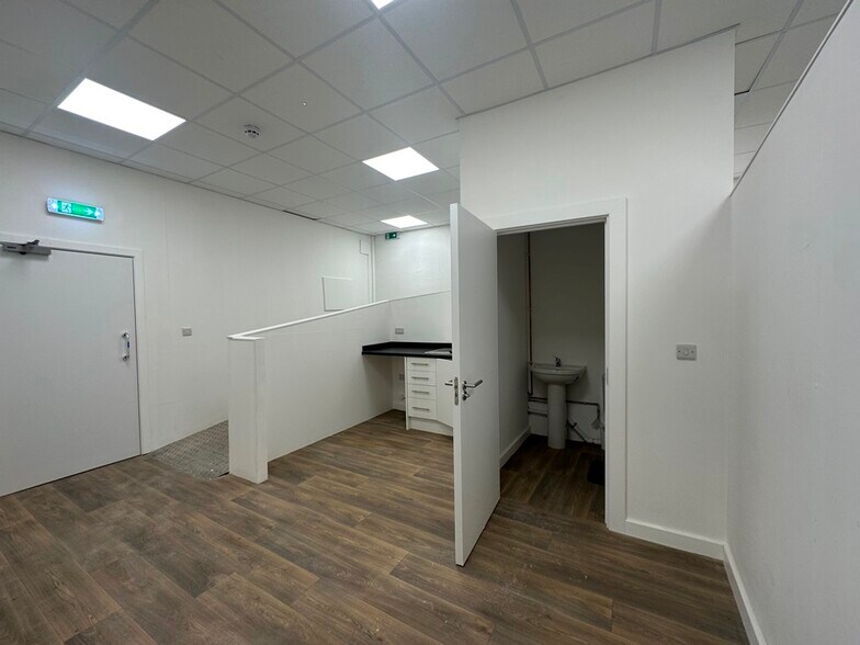 102-106 New St, Huddersfield for sale - Interior Photo - Image 3 of 5