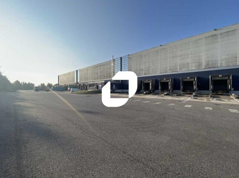 Light Industrial in Savigny-le-Temple to rent - Building Photo - Image 1 of 14