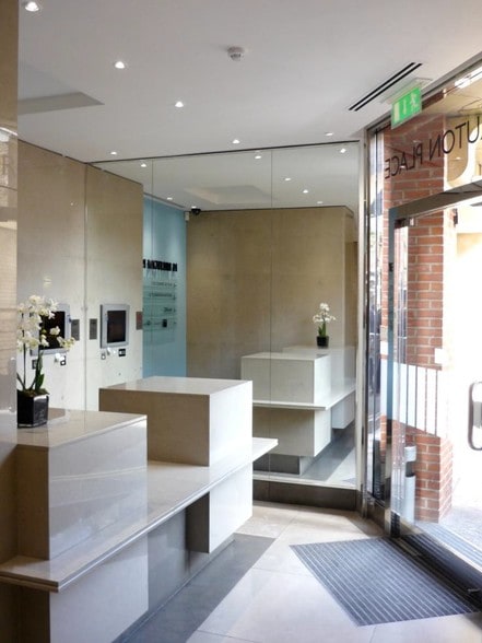 14-16 Bruton Pl, London to rent - Interior Photo - Image 2 of 21