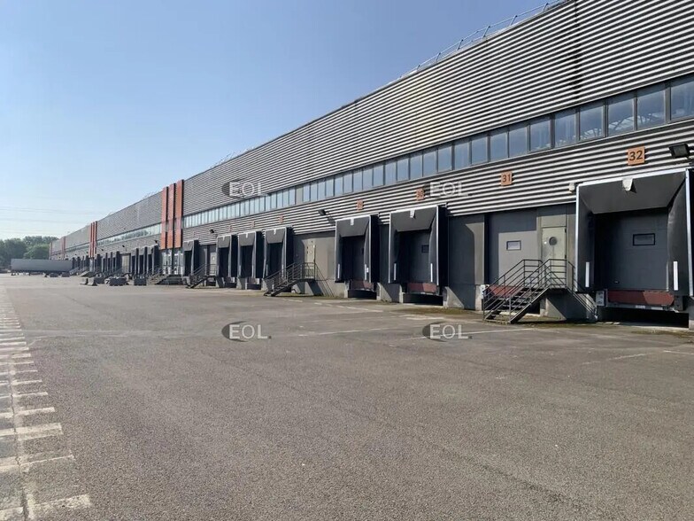 Industrial in Gennevilliers to rent - Building Photo - Image 1 of 11
