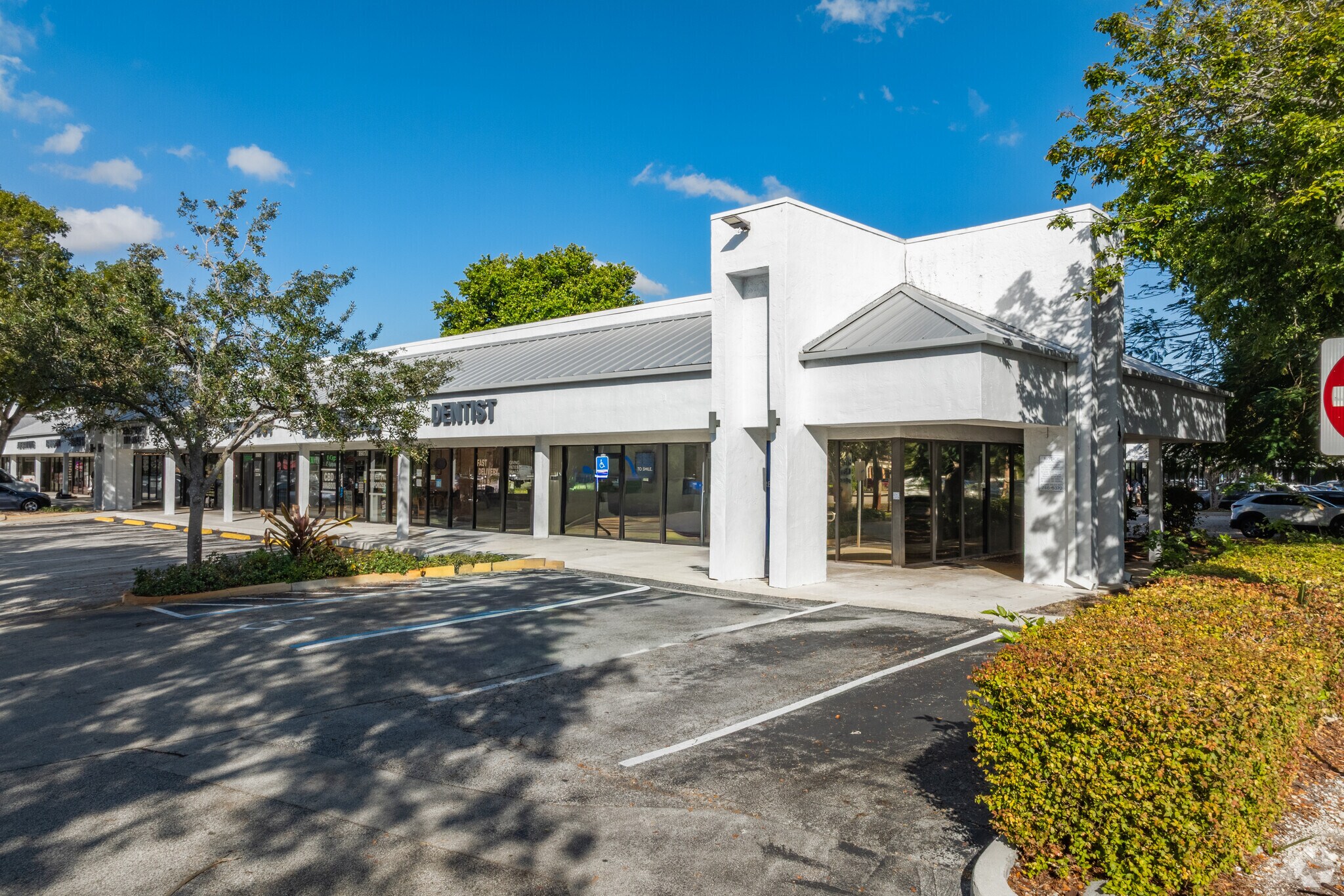 8901-8933 W Oakland Park Blvd, Sunrise, FL to rent Building Photo- Image 1 of 12