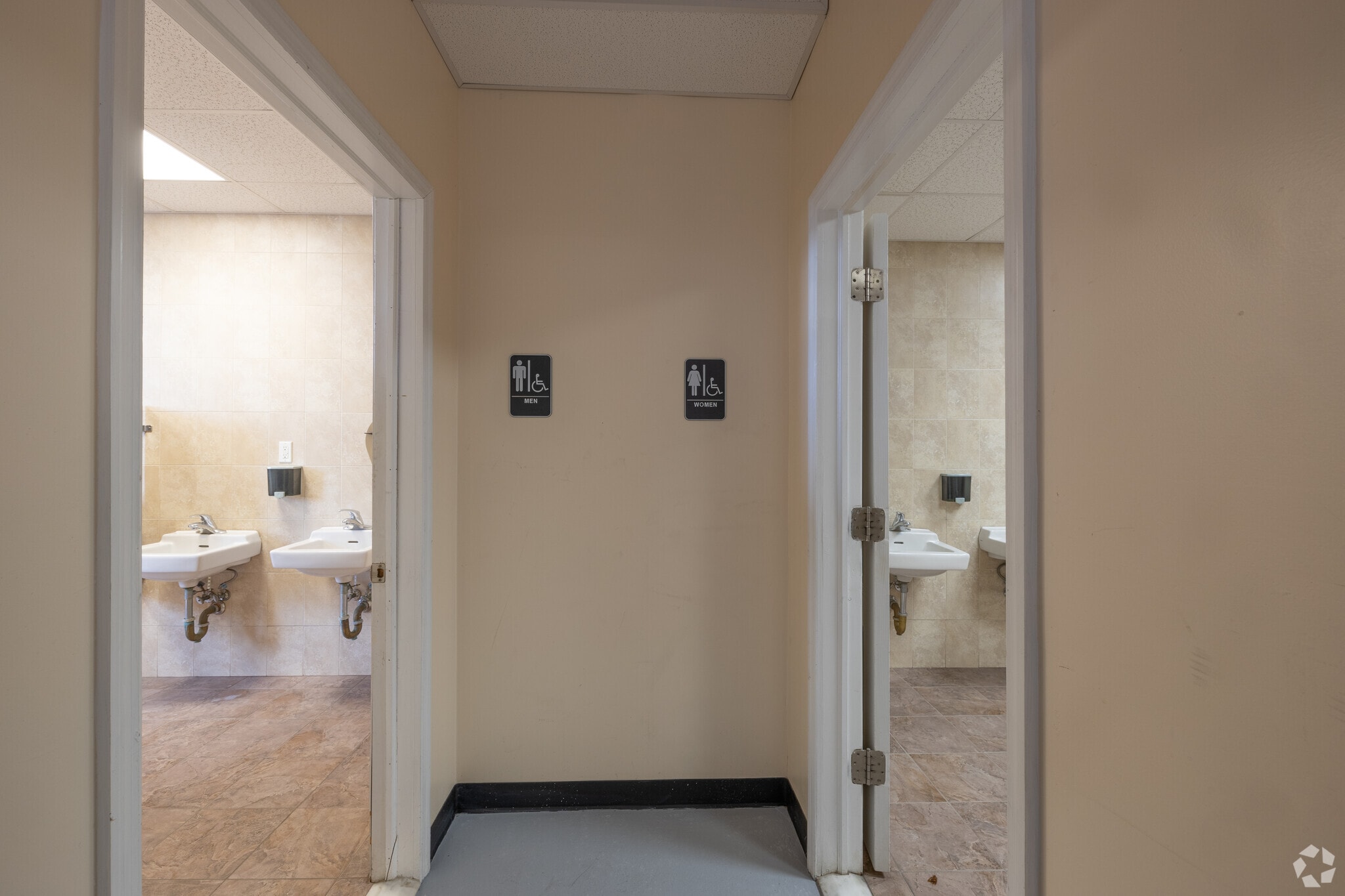 33-24 Northern Blvd, Long Island City, NY to rent Interior Photo- Image 1 of 9