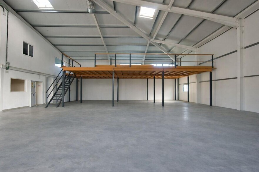 Light Industrial in Saint-Jory to rent - Interior Photo - Image 2 of 11