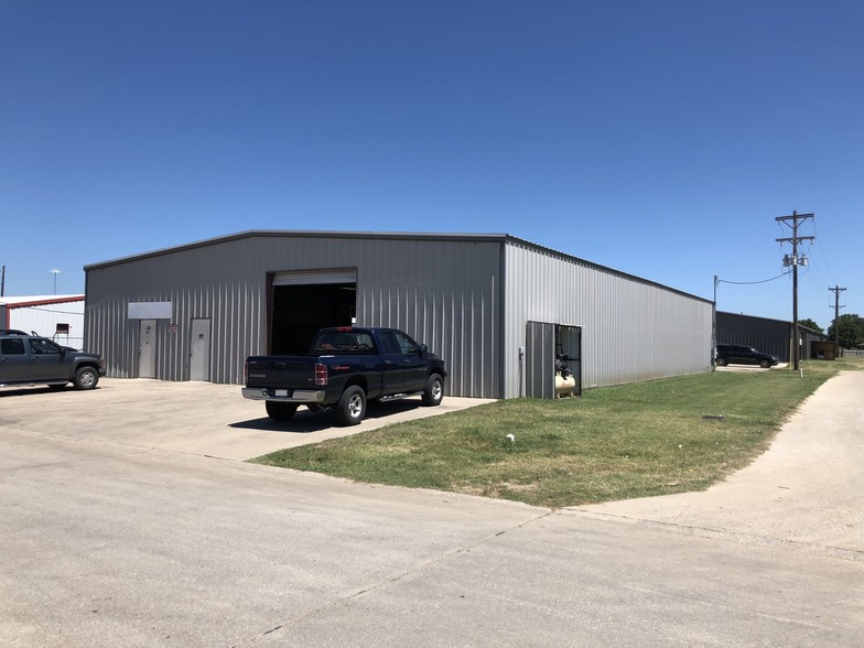 936 E Production Dr, Pilot Point, TX for rent - Building Photo - Image 1 of 3