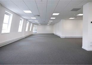 Knoll Rd, Camberley to rent Interior Photo- Image 2 of 4