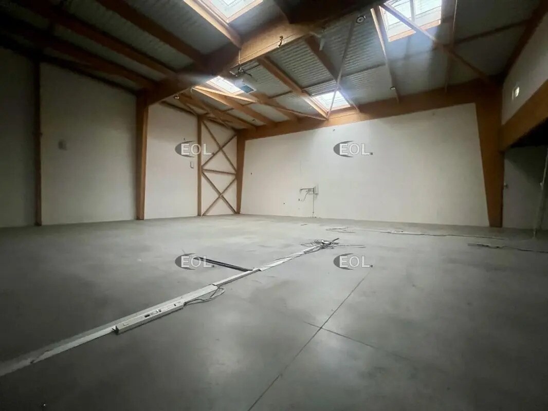 Light Industrial in Romainville to rent Interior Photo- Image 1 of 3