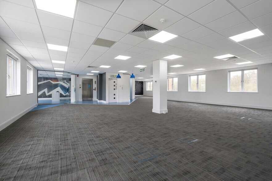 Portsmouth Rd, Esher to rent - Interior Photo - Image 2 of 9