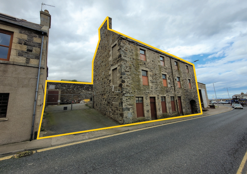 30 & 32 Crook O Ness St, Macduff for sale - Primary Photo - Image 1 of 2