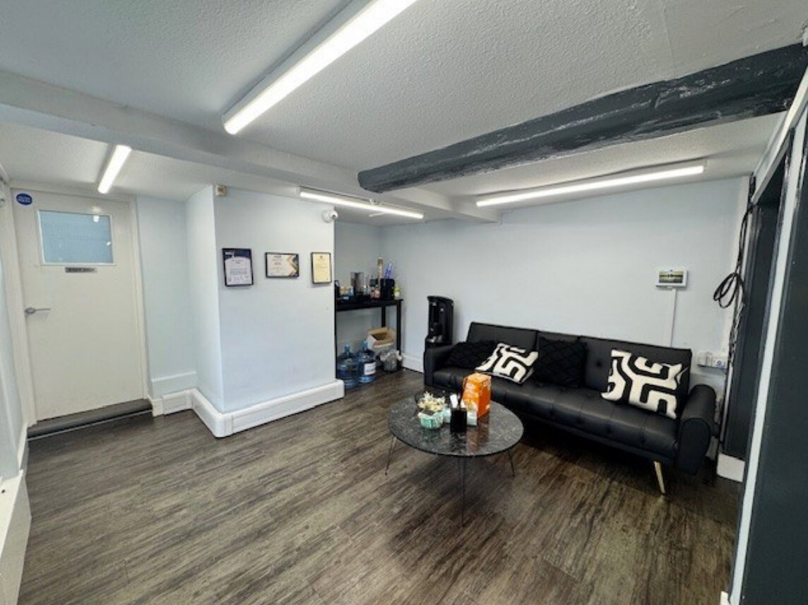 207 High St, Waltham Cross to rent Interior Photo- Image 1 of 4