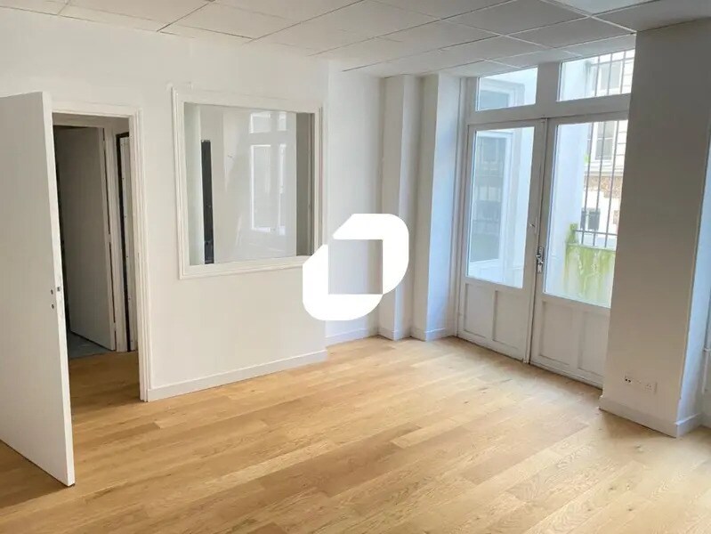 Office in Paris for sale Building Photo- Image 1 of 10