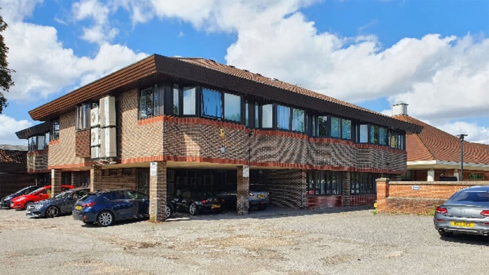 128 High Street High Street & The Walk St, Billericay for sale - Building Photo - Image 2 of 4