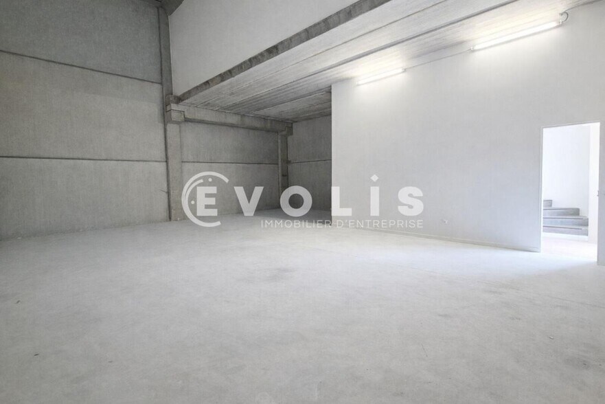 Light Industrial in Serris for sale - Interior Photo - Image 1 of 5