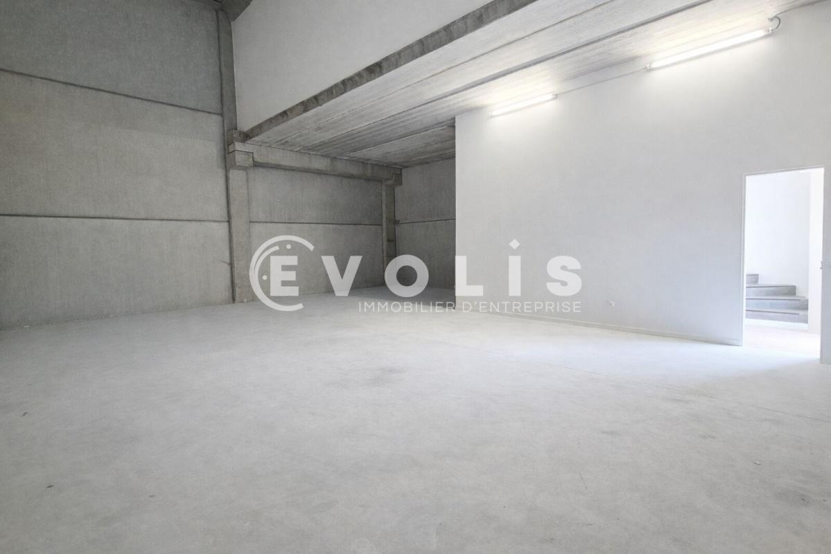 Light Industrial in Serris for sale Interior Photo- Image 1 of 6