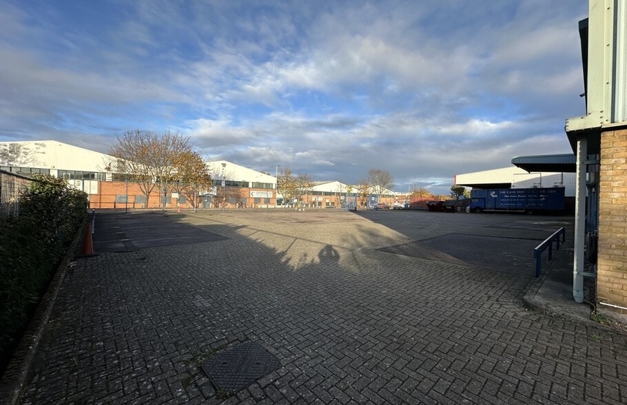 Laporte Way, Luton to rent - Building Photo - Image 3 of 3