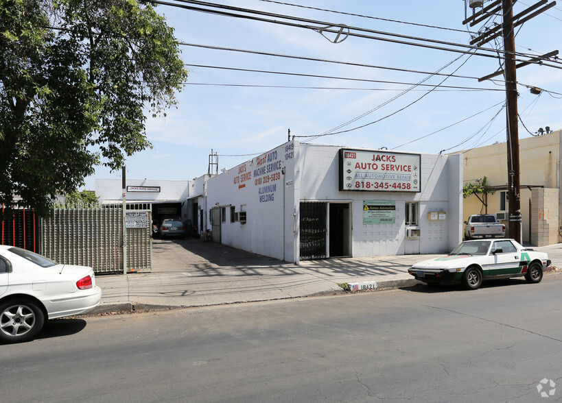 Reseda Body Shop and Auto Repair portfolio of 2 properties for sale on LoopNet.co.uk - Primary Photo - Image 1 of 7