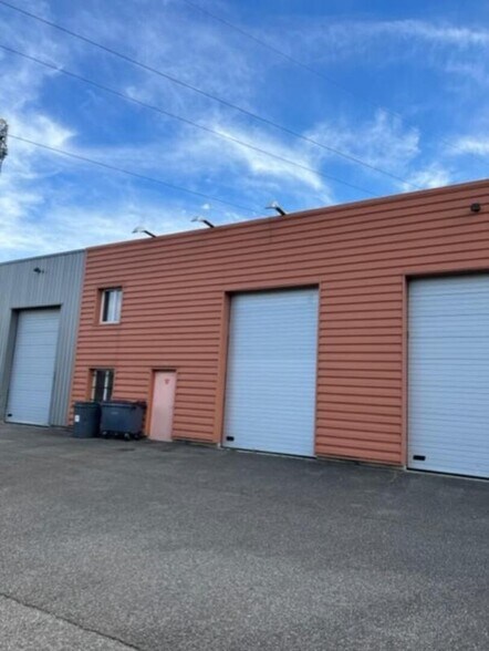 Light Industrial in Chasse-sur-Rhône to rent - Building Photo - Image 1 of 1