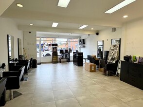 11 High St, Woking to rent Interior Photo- Image 2 of 2