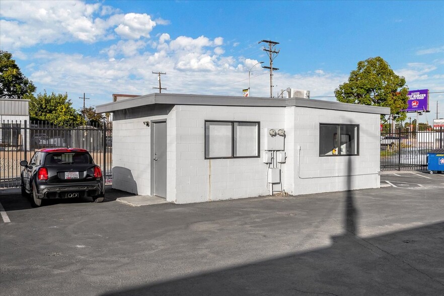 100 S Hathaway St, Santa Ana, CA for rent - Building Photo - Image 3 of 11