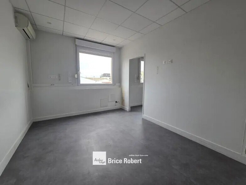 28 Rue De La République, Décines-Charpieu to rent - Interior Photo - Image 2 of 14