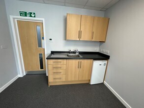 Central Ave, West Molesey to rent Interior Photo- Image 1 of 4