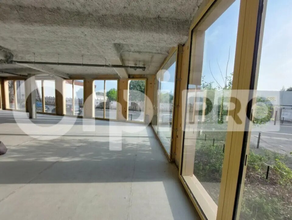 Retail in Bordeaux to rent Interior Photo- Image 1 of 6