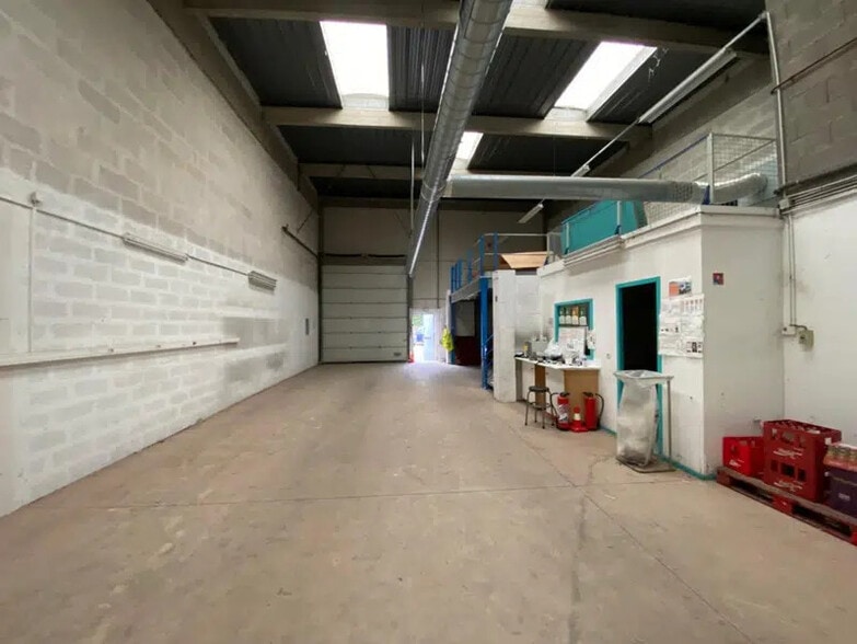 Light Industrial in Lyon to rent - Interior Photo - Image 3 of 7