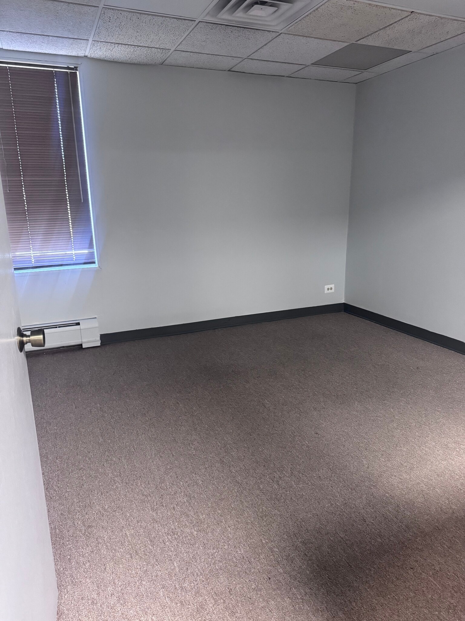 11-21 N Skokie Hwy, Lake Bluff, IL to rent Interior Photo- Image 1 of 7