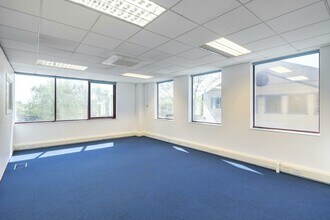 Waterside Dr, Slough to rent Interior Photo- Image 2 of 3