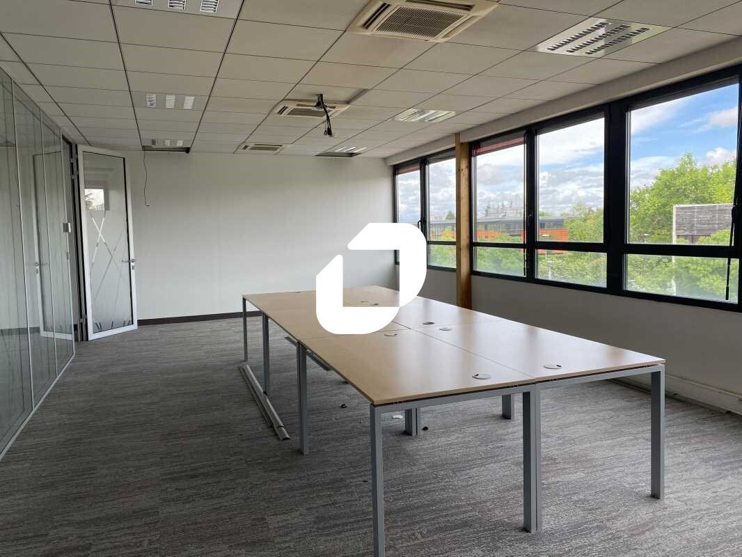 Office in Saint-Priest to rent Interior Photo- Image 1 of 9