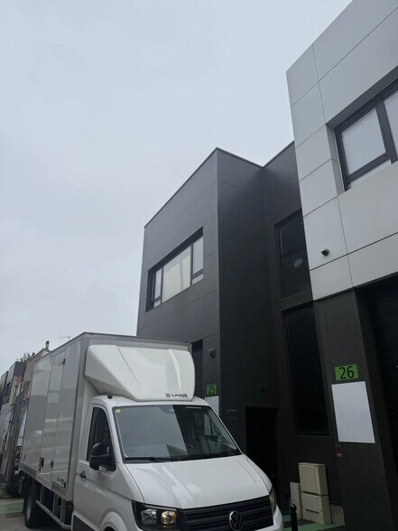 Light Industrial in Romainville to rent - Building Photo - Image 1 of 1