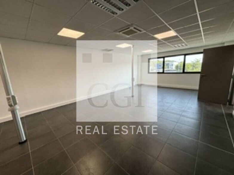 Office in Janneyrias to rent - Interior Photo - Image 2 of 8