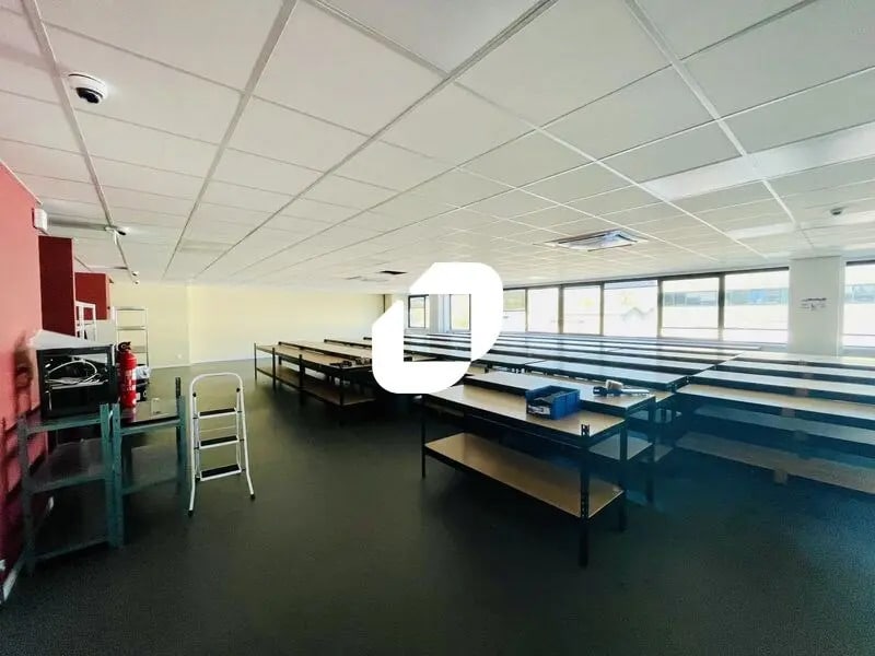 Office in Champagne-au-Mont-d'Or to rent Interior Photo- Image 1 of 17