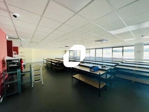 Office in Champagne-au-Mont-d'Or to rent Interior Photo- Image 1 of 17
