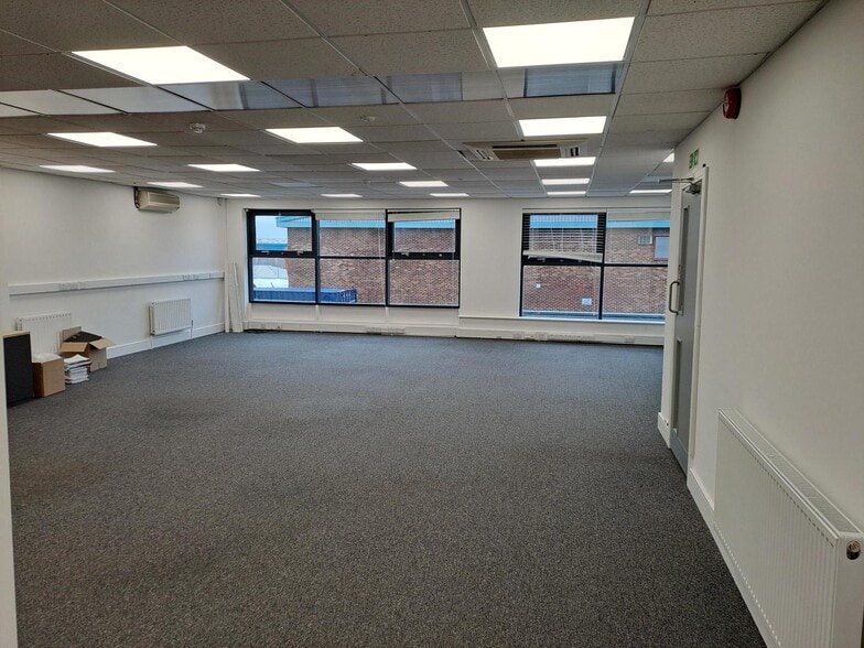 Amor Way, Letchworth Garden City to rent - Building Photo - Image 2 of 8