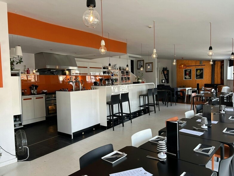 55 Cross St, Cowes for sale - Building Photo - Image 3 of 12