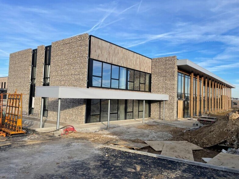 Industrial in Puiseux-en-France to rent - Building Photo - Image 3 of 5
