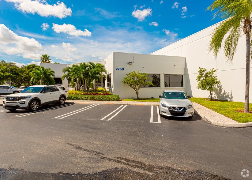 2750 NW 84th Ave, Doral, FL for rent - Building Photo - Image 3 of 5