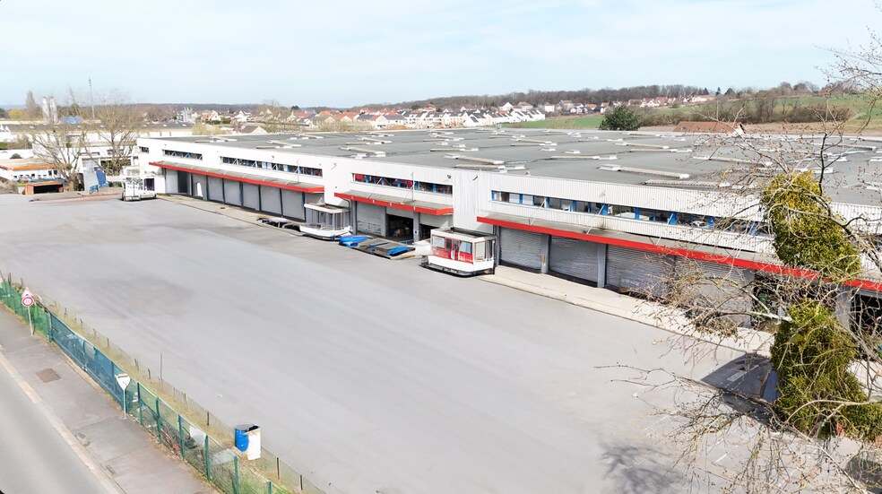 Industrial in Saint-Witz to rent - Primary Photo - Image 1 of 5