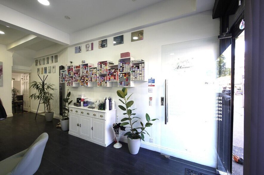 High Rd, London to rent - Building Photo - Image 3 of 12